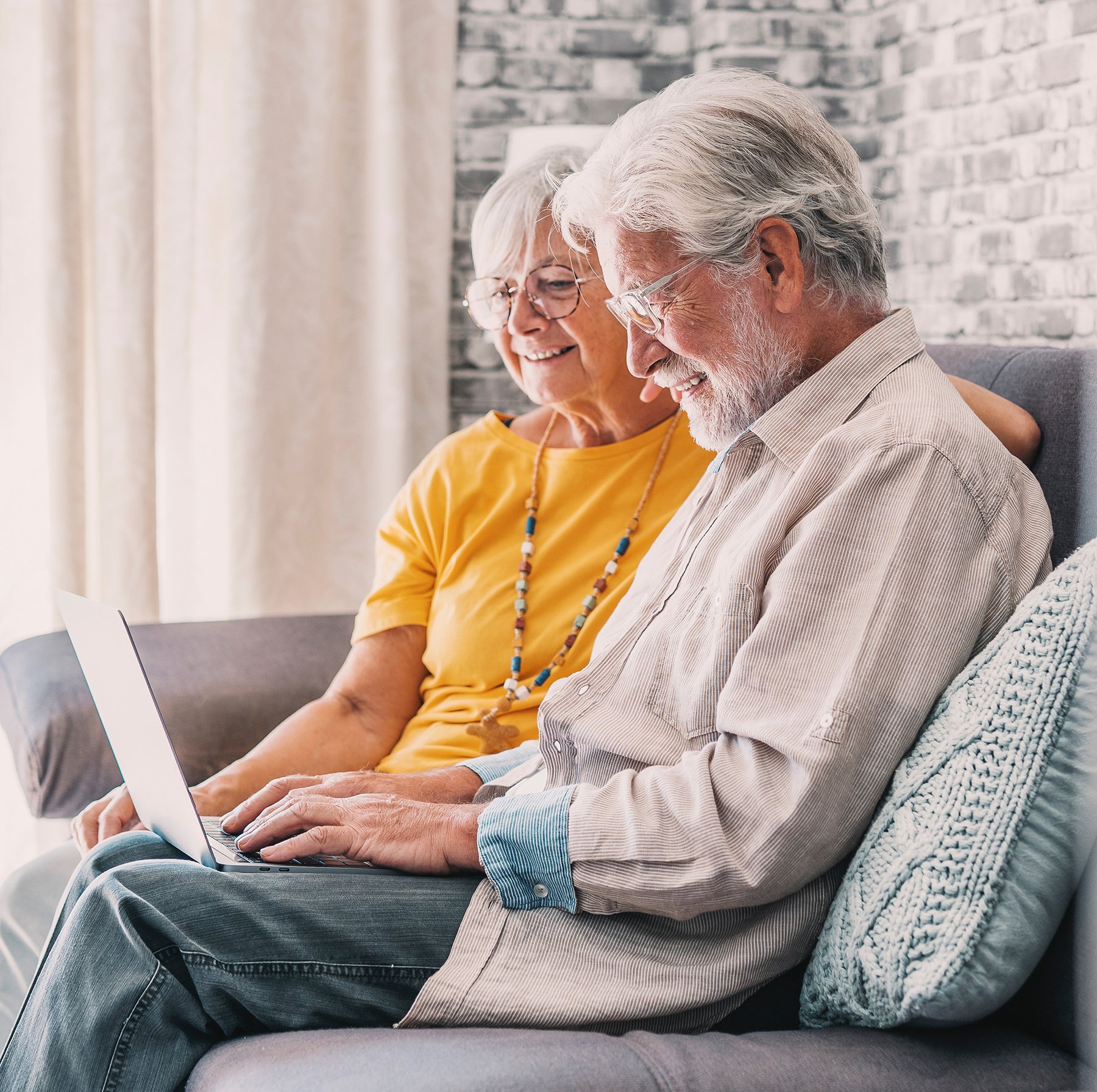 Couple-Computer-Virtual-Appointment-1